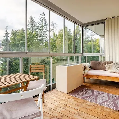 Accessible Corner With 3 Bedrooms, 2 Bathrooms, 2 Parkings And 3 Balconies *